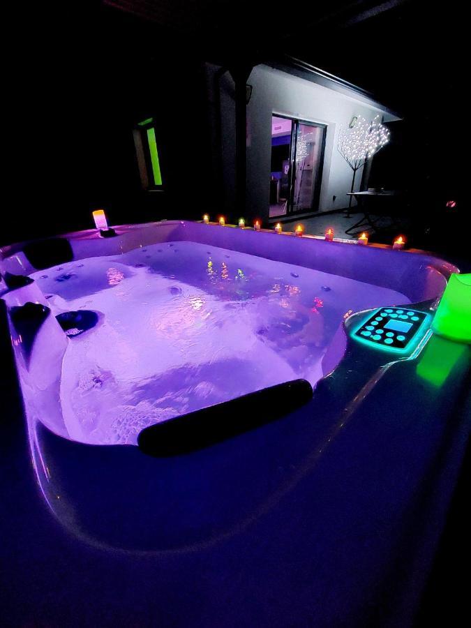Ychoux Un Sejour Romantique En Couple Avec Jacuzzi Prive Chromotherapie Jardin Maison Privee מראה חיצוני תמונה