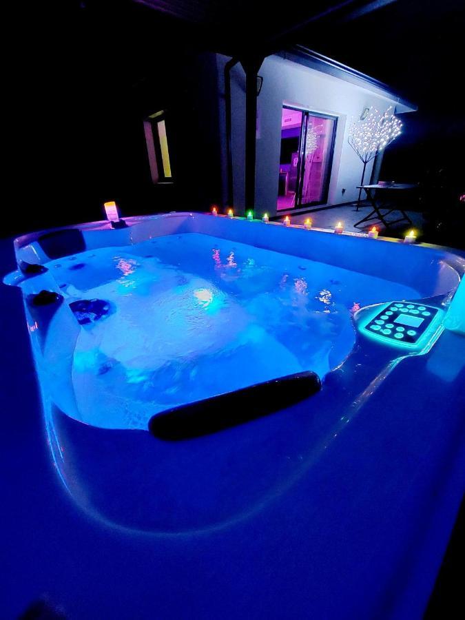 Ychoux Un Sejour Romantique En Couple Avec Jacuzzi Prive Chromotherapie Jardin Maison Privee מראה חיצוני תמונה