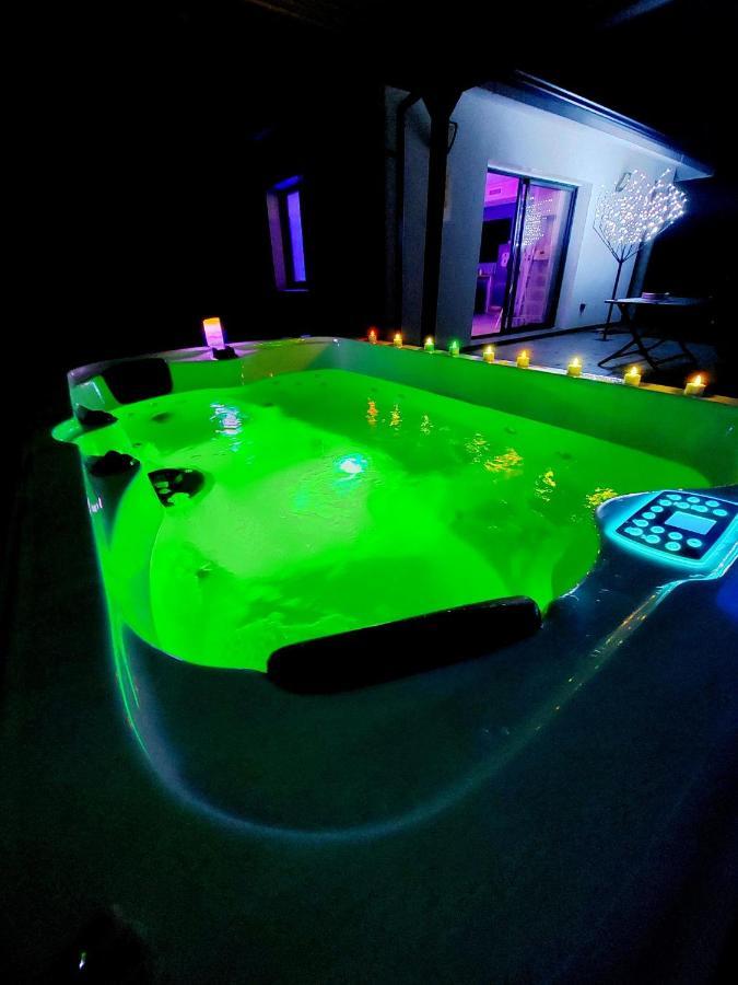 Ychoux Un Sejour Romantique En Couple Avec Jacuzzi Prive Chromotherapie Jardin Maison Privee מראה חיצוני תמונה